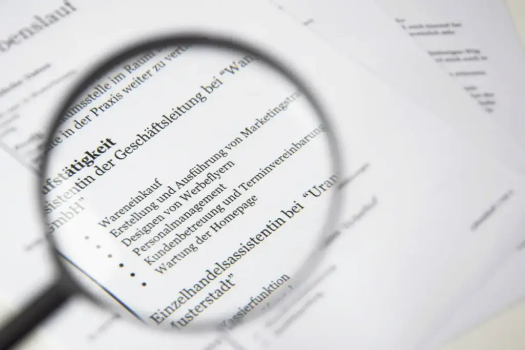 Close-up do texto de um documento comercial sob uma lupa.