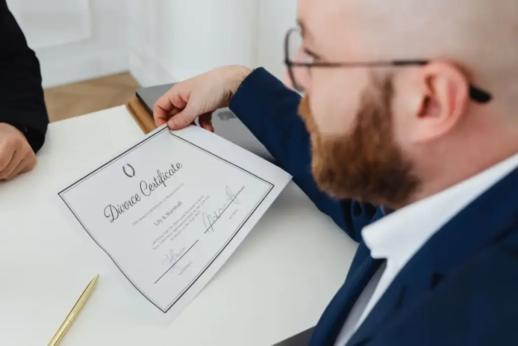 Um homem segurando um certificado de divórcio em um ambiente de escritório formal.