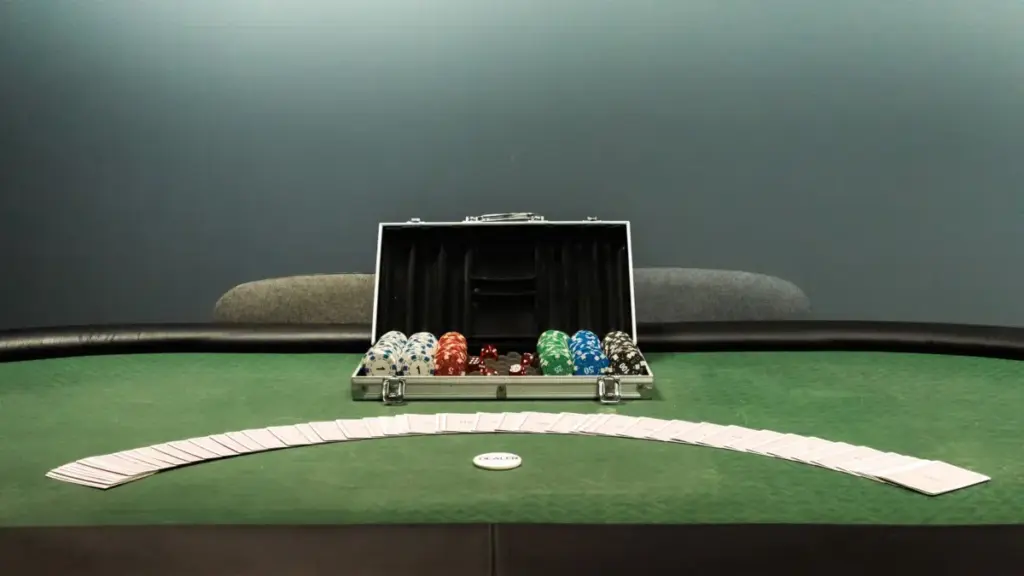 Mesa de pôquer com fichas coloridas e cartas de baralho prontas para um jogo. Ideal para temas de jogos de azar.
