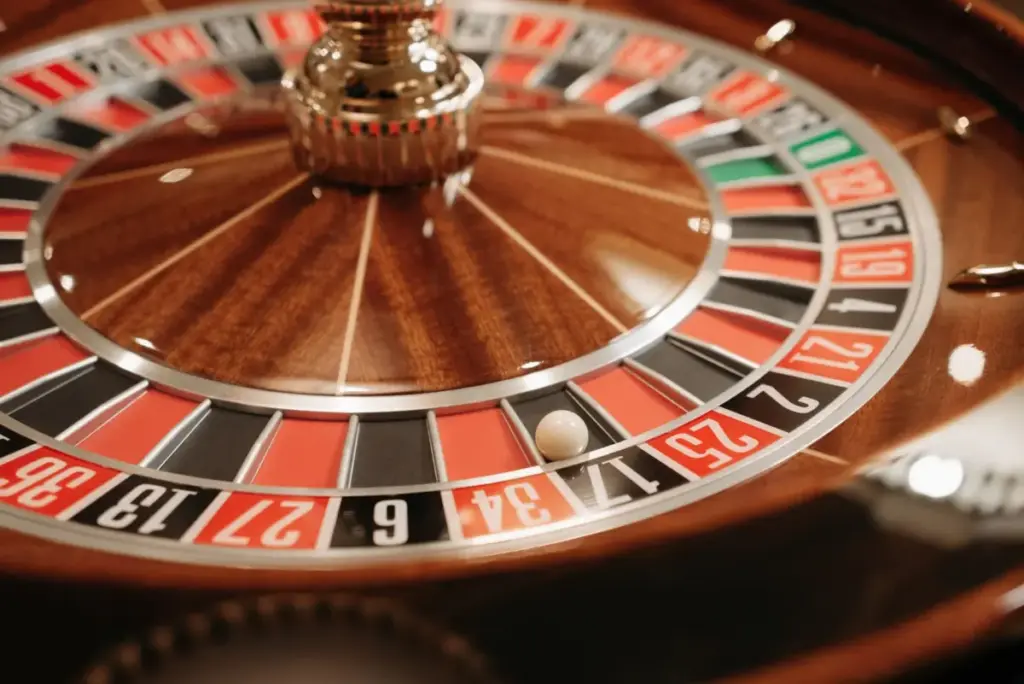Um close-up detalhado de uma roleta girando com a bola em jogo, capturando a essência da emoção do cassino e do jogo.