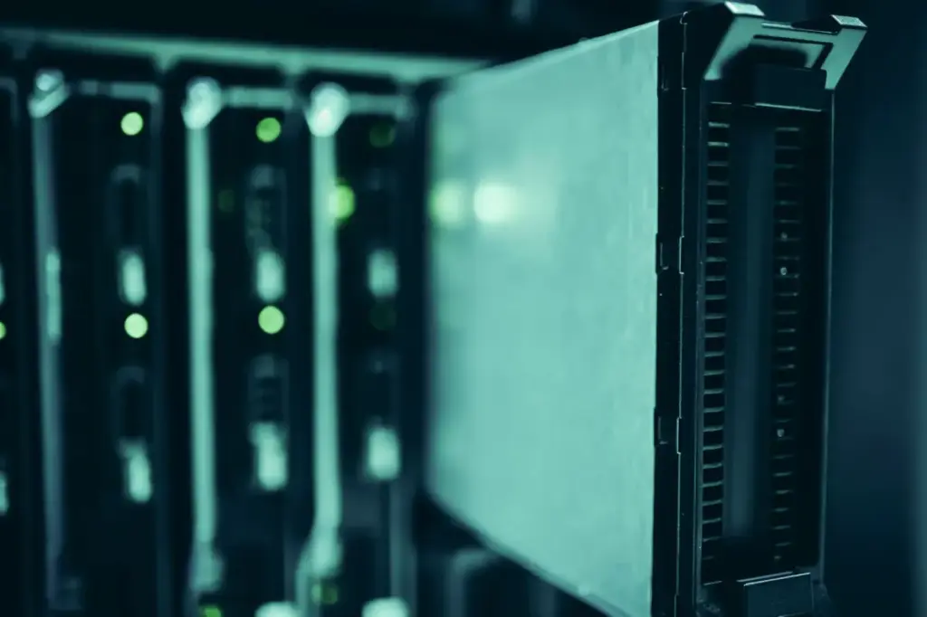 Close-up de racks de servidores em um data center destacando a infraestrutura de tecnologia moderna.