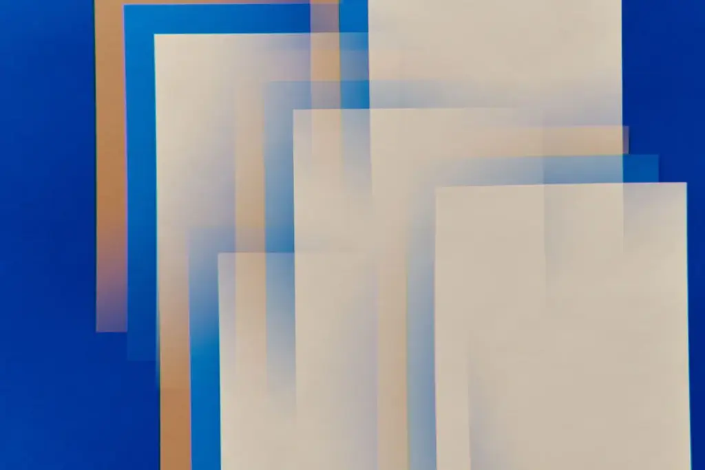 Composição geométrica abstrata com retângulos sobrepostos em um fundo azul vibrante, exibindo estilo de arte moderna.